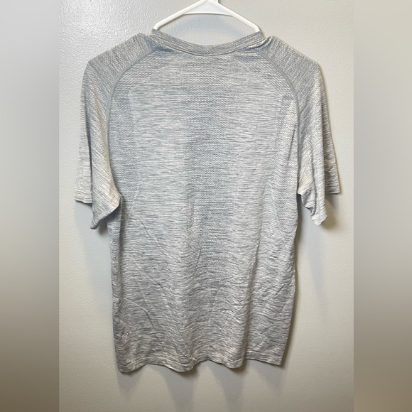 Lululemon Men's Gray‎ Metal Vent Tech Short Sleeve T Shirt Size Medium - Picture 2 of 5